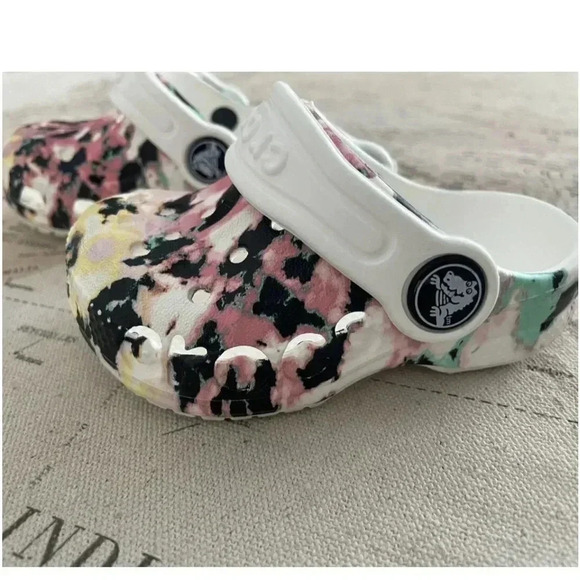 Crocs Classic Tie Dye Mania Clog
Size 4 - Picture 4 of 9